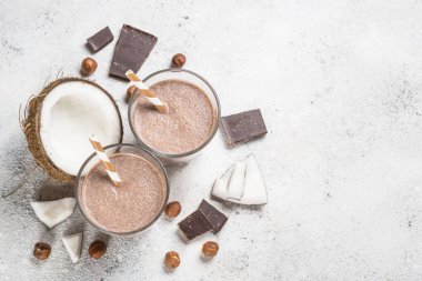 Çikolata Hindistan cevizi fındık milkshake ya da iki yüzlü üstten görünüm.