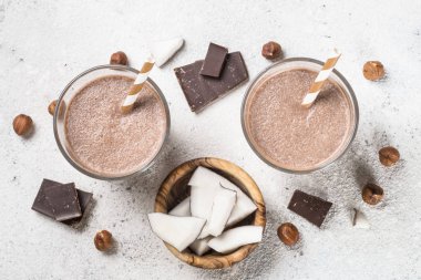 Çikolata Hindistan cevizi fındık milkshake ya da iki yüzlü üstten görünüm.