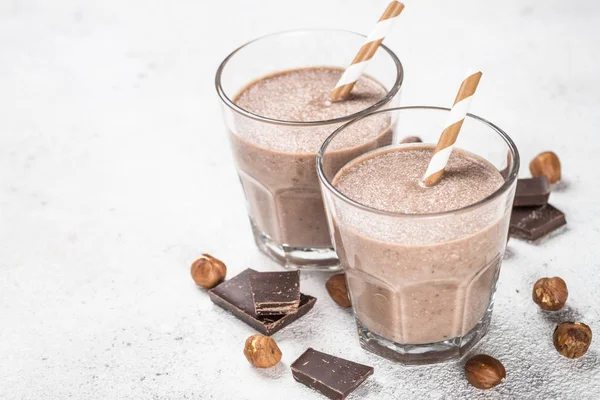 Chocolate coco avelã milkshake ou smoothie vista superior . — Fotografia de Stock