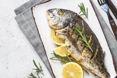 Limon ve biberiye en iyi manzaralı dorado Balık Fırında.