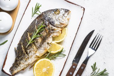 Limon ve biberiye en iyi manzaralı dorado Balık Fırında.