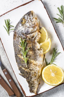 Limon ve biberiye en iyi manzaralı dorado Balık Fırında.