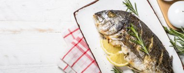 Limon ve biberiye en iyi manzaralı dorado Balık Fırında.