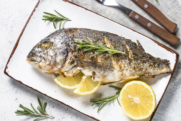 Ikan dorado panggang dengan lemon dan tampilan atas rosemary . — Stok Foto