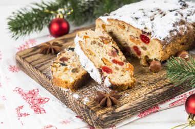 Kurutulmuş meyve ve fındık ile Stollen geleneksel Noel ftuitcake