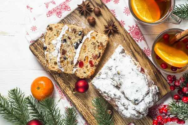 Ftuitcake tradicional de Navidad con frutos secos y nueces —  Fotos de Stock