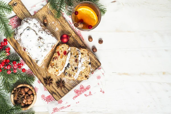 Stollen tradycyjne Boże Narodzenie ftuitcake z suszonych owoców i orzechów — Zdjęcie stockowe
