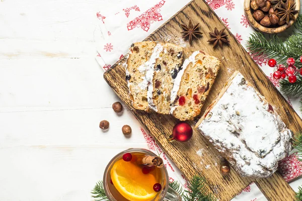 Ftuitcake tradicional de Navidad con frutos secos y nueces — Foto de Stock