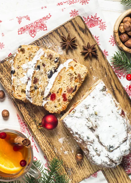 Stollen traditioneller Weihnachtskuchen mit Trockenfrüchten und Nüssen — Stockfoto