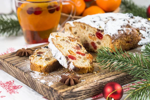 Stol traditionele kerst ftuitcake met gedroogde vruchten en noten — Stockfoto