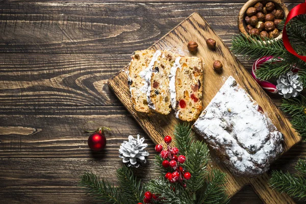 Stollen tradycyjne Boże Narodzenie ftuitcake z suszonych owoców i orzechów — Zdjęcie stockowe