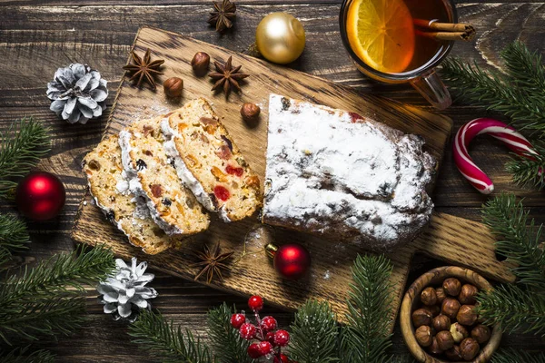 Stollen traditioneller Weihnachtskuchen mit Trockenfrüchten und Nüssen — Stockfoto