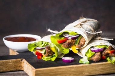 Sığır eti ve sebze ahşap kapatma burrito tortilla saran