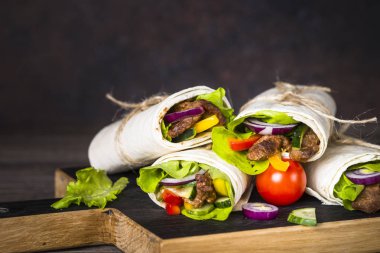 Sığır eti ve sebze ahşap kapatma burrito tortilla saran