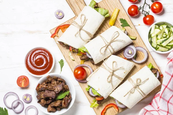 Burritos tortilla wraps med nötkött och grönsaker på vita bakgr — Stockfoto