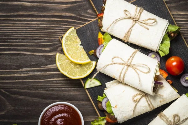 Burritos tortilla pakolások, a marha- és zöldségekkel a fa főleg CIG — Stock Fotó