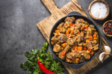 Siyah Demir Tavada sebze ile sığır eti güveç.