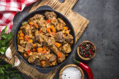 Siyah Demir Tavada sebze ile sığır eti güveç.