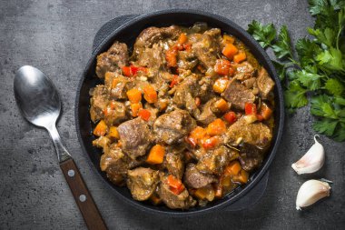 Siyah Demir Tavada sebze ile sığır eti güveç.