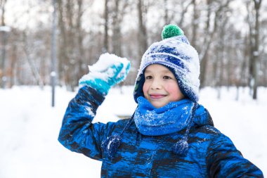 Kartopu açık oynarken mutlu çocuk çocuk. 