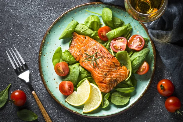 Ikan salmon fillet panggang dengan tampilan atas salad segar. — Stok Foto