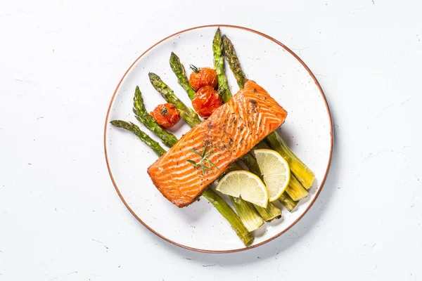 Filetto di pesce salmone alla griglia con asparagi su bianco . — Foto Stock