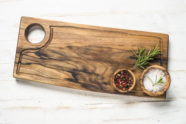 Planche à manger en bois et épices sur vue de dessus blanche . — Photo