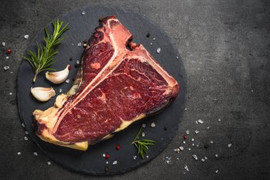 T-Bone Biftek Biftek baharatlar ile siyah. 