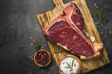T-Bone Biftek Biftek baharatlar ile siyah. 