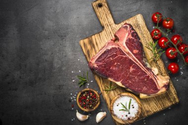 T-Bone Biftek Biftek baharatlar ile siyah. 