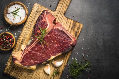 T-Bone Biftek Biftek baharatlar ile siyah. 