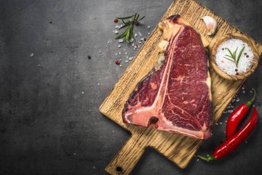T-Bone Biftek Biftek baharatlar ile siyah. 