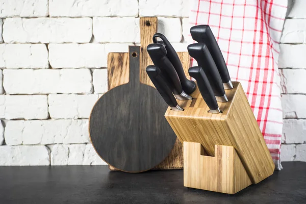 Konyhai kések beállítása, deszkák és a törülközőt a konyha tabl — Stock Fotó