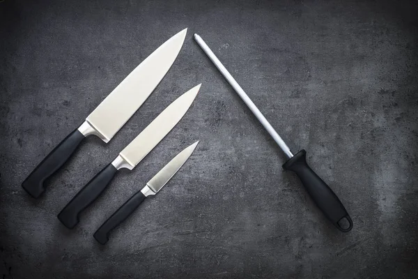 Bıçak ve masanın üzerine kalemtıraş.