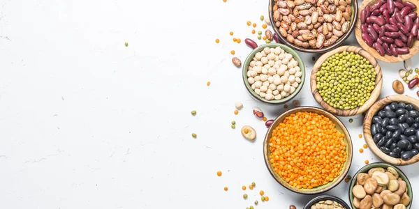 Surtido de legumbres, lentejas, garbanzos y frijoles sobre blanco . — Foto de Stock