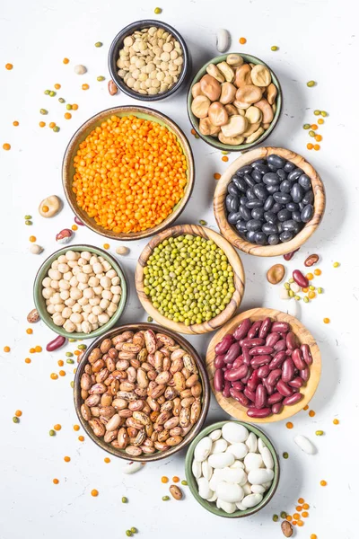 豆类, 小扁豆, 奇克佩亚和豆类分类在白色. — 图库照片