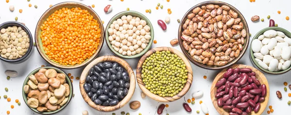 Surtido de legumbres, lentejas, garbanzos y frijoles sobre blanco . — Foto de Stock