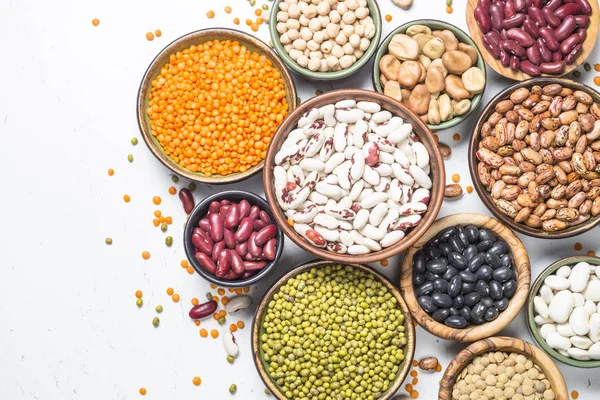 Surtido de legumbres, lentejas, garbanzos y frijoles sobre blanco . — Foto de Stock