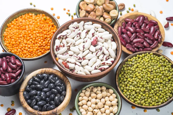 Surtido de legumbres, lentejas, garbanzos y frijoles sobre blanco . —  Fotos de Stock