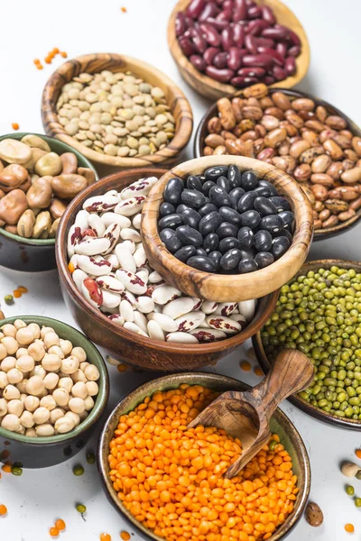 Surtido de legumbres, lentejas, garbanzos y frijoles sobre blanco . — Foto de Stock