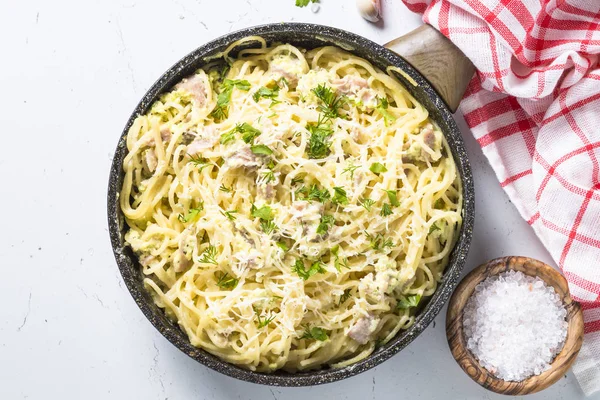 Pasta Carbonara mit Speck und Sahne-Sauce auf weiß. — Stockfoto