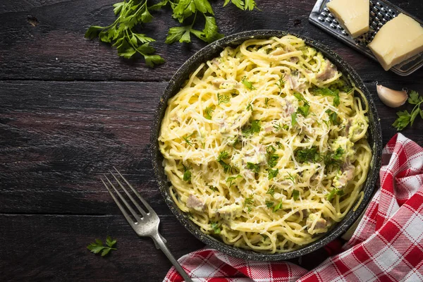 Pasta carbonara med bacon och gräddsås ovanifrån. — Stockfoto