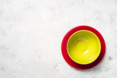 Renkli yemek - kırmızı ve yeşil ışık tabaklarda tablo taş.. 