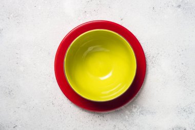 Renkli yemek - kırmızı ve yeşil ışık tabaklarda tablo taş.. 