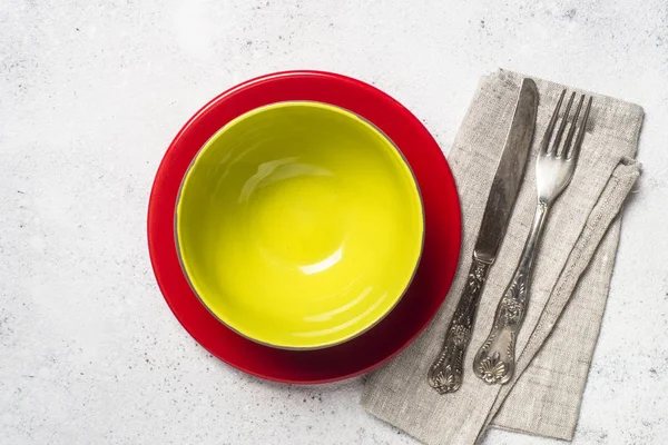 Louça colorida - prato, talheres e guardanapo em pedra leve ta — Fotografia de Stock