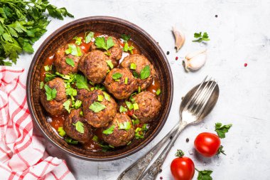Işık üzerinde domates soslu köfte taş masa üstü görünümü. 