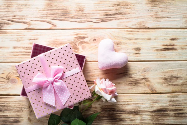 Present box, heart and flower on wooden table. — Stock Photo, Image