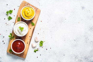 Sos - mayonez, hardal, ketçap beyaz ayarla.