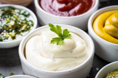 Sos çeşitler - mayonez, hardal, ketçap ve diğerleri ayarla.