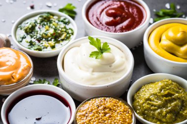 Sos çeşitler - mayonez, hardal, ketçap ve diğerleri ayarla.